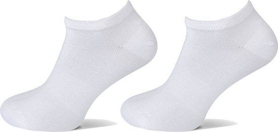 Twee witte, enkellange bamboe sneakersokken.