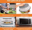 Images étape par étape de l'utilisation du couvercle de micro-ondes gris pliable : couper des légumes, couvercle sur le poulet, couvercle dans le micro-ondes et réglage du micro-ondes.