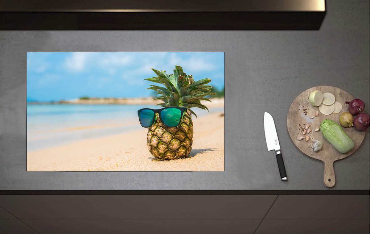 Inductieplaat Beschermer - Ananas met Zonnebril Chillend op het Strand - 80x52 cm - 2 mm Dik - Inductie Beschermer van Vinyl