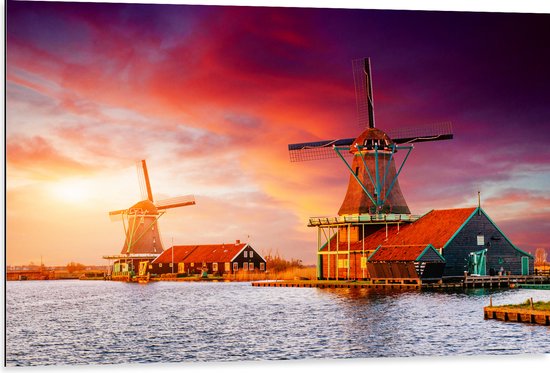 Dibond - Nederlandse Windmolens aan het Water onder Paars met Oranje Lucht - 105x70 cm Foto op Aluminium (Met Ophangsysteem)