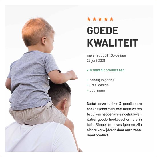 Een kind zit op de schouders van zijn vader, beide kijken naar de zee.
