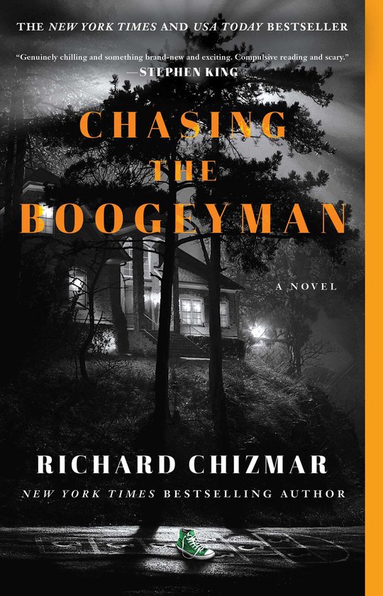 Boek 'Chasing the Boogeyman' met een enge, donkere afbeelding van een huis en bomen, met de titel en de naam van de auteur.