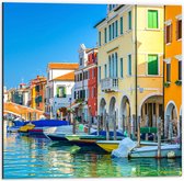 Dibond - Canal à travers des maisons colorées traditionnelles avec des bateaux de pêche - Photo sur aluminium 50x50 cm (décoration murale en métal)