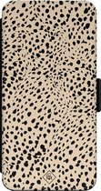 Casimoda® bookcase - Geschikt voor iPhone 13 - Hoesje met pasjeshouder - Stippen bruin abstract - Bruin/beige - Kunstleer