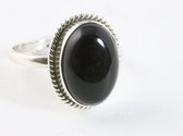 Bewerkte ovale zilveren ring met onyx - maat 18.5