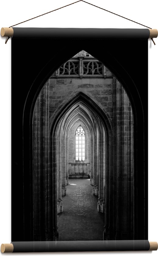 WallClassics - Textielposter - Donkere Gang in een Kerk - Zwart Wit - 40x60 cm Foto op Textiel