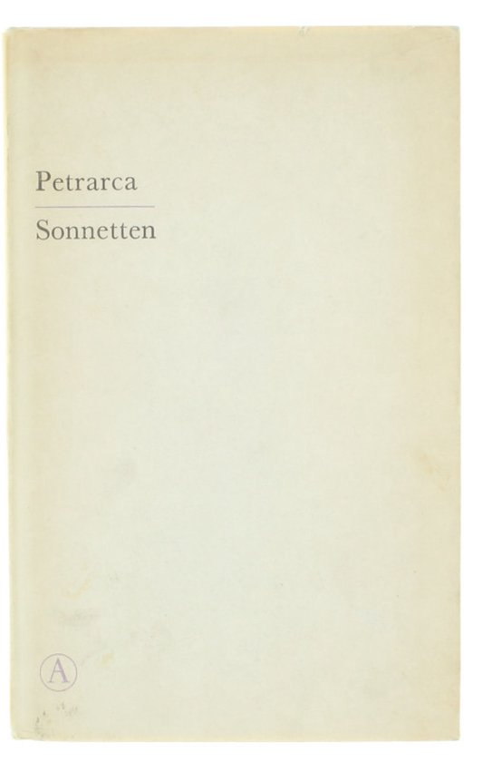 Boek met 'Petrarca Sonnetten' in grijze letters op een crème kaft. Links onder een lichte paarse cirkel met een A.