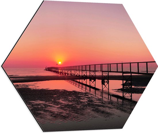 WallClassics - Dibond Hexagon - Pier naar de Zee bij Zonsondergang - 60x52.2 cm Foto op Hexagon (Met Ophangsysteem)