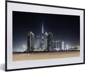 Fotolijst incl. Poster - De Burj Khalifa verlicht met andere wolkenkrabbers de lucht boven Dubai - 60x40 cm - Posterlijst