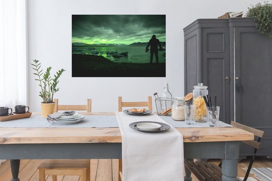 Poster Homme regardant les aurores boréales en Islande papier 120x80 cm - Tirage photo sur Poster (décoration murale salon / chambre) / Phénomènes naturels Poster