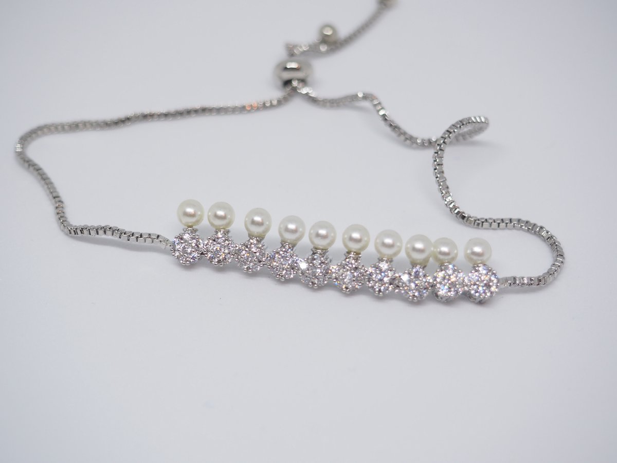 Parel look a like armband met steentjes | zilver gekleurd