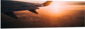 WallClassics - PVC Schuimplaat- Vliegtuigvleugel met Zonsondergang - 150x50 cm Foto op PVC Schuimplaat