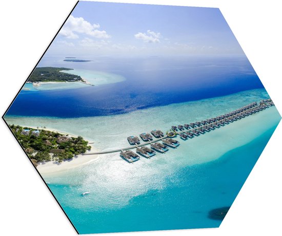 Dibond Hexagon - Tropisch Resort op Felblauwe Oceaan op de Maledieven - 80x69.6 cm Foto op Hexagon (Met Ophangsysteem)