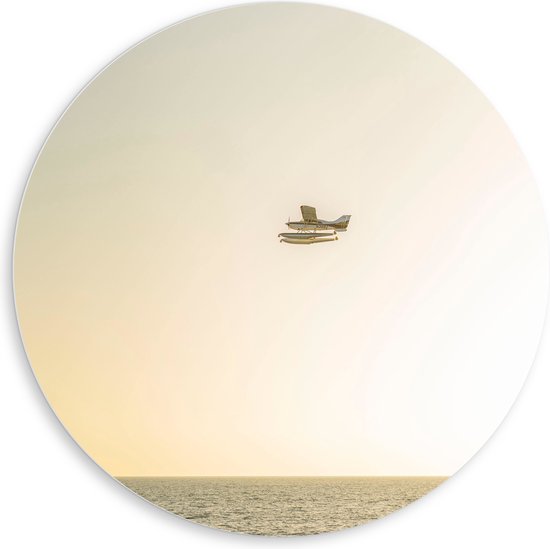 WallClassics - PVC Schuimplaat Muurcirkel - Vliegtuig Vliegend boven Water met Boeien bij Lichtkleurige Lucht - 80x80 cm Foto op Muurcirkel (met ophangsysteem)