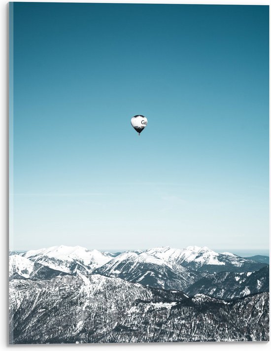 Acrylglas - Zwart met Witte Luchtballon boven Besneeuwde Bergen - 30x40 cm Foto op Acrylglas (Wanddecoratie op Acrylaat)