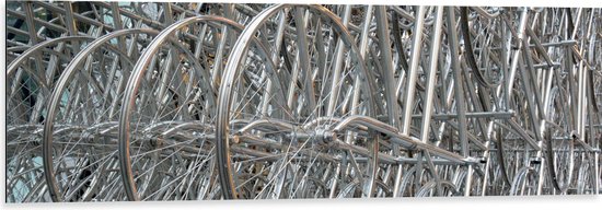 WallClassics - Dibond - Rekken vol Fietswielen - 120x40 cm Foto op Aluminium (Wanddecoratie van metaal)
