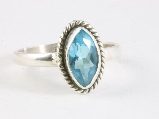 Fijne bewerkte zilveren ring met blauwe topaas