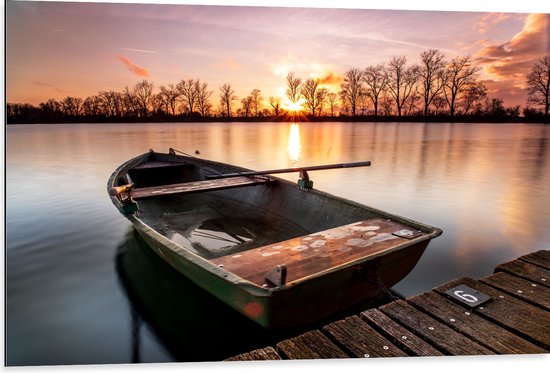 WallClassics - Dibond - Veroeste Vissersboot op het Water met Zonsondergang - 105x70 cm Foto op Aluminium (Met Ophangsysteem)
