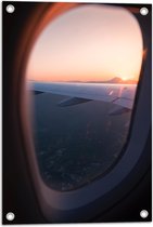 WallClassics - Tuinposter – Uitzicht vanuit een Vliegtuig Raam op Land bij Zonsondergang - 40x60 cm Foto op Tuinposter (wanddecoratie voor buiten en binnen)