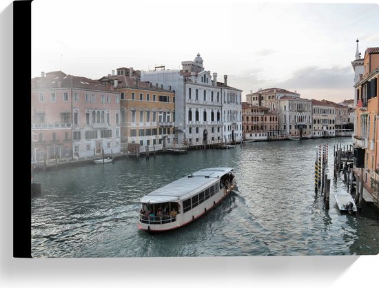 WallClassics - Canvas - Toeristenboot door de Wateren van Venetie - 40x30 cm Foto op Canvas Schilderij (Wanddecoratie op Canvas)