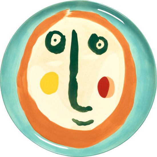 Een ronde serveerschaal met een kindertekening van een gezicht, met een blauwe rand, oranje haar en gele en rode wangen.