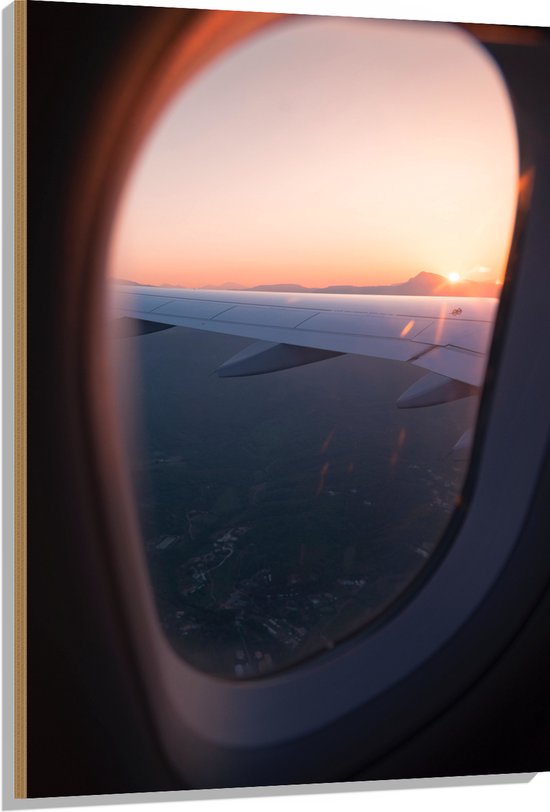 WallClassics - Hout - Uitzicht vanuit een Vliegtuig Raam op Land bij Zonsondergang - 80x120 cm - 9 mm dik - Foto op Hout (Met Ophangsysteem)