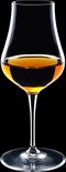 Glas met brede kelk, smalle opening, hoge steel, gevuld met amberkleurige drank.