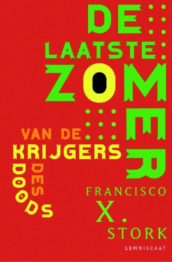 Boekomslag met rode achtergrond, groene en gele letters die "DE LAATSTE ZOMER VAN DE KRIJGERS DES DOODS FRANCISCO X. STORK LEMNISCAAT" spellen.