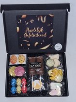 Kids Paas Snoeperij Pakket - Brievenbus box met verschillende chocolade en snoeplekkernijen en vrolijke Paasstickers - Mystery Card 'Hartelijk Gefeliciteerd' met persoonlijke online (video) boodschap | Cadeaubox | Chocoladebox | Snoepbox | Kidsbox