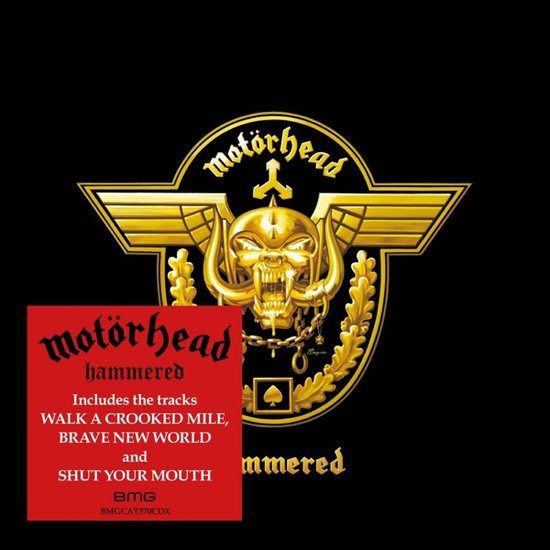 De albumhoes van Motörhead "Hammered" met het iconische "Snaggletooth" logo en een rode sticker met albumtitel en tracklist.