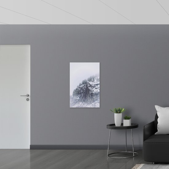 PVC Schuimplaat- Besneeuwde Bergen in de Mist - 60x90 cm Foto op PVC Schuimplaat