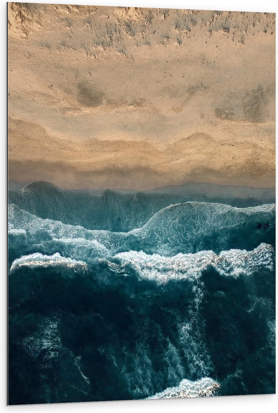 WallClassics - Dibond - Golvende Zee en Strand van Boven - 80x120 cm Foto op Aluminium (Wanddecoratie van metaal)