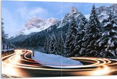 WallClassics - Acrylglas - Racende Lichten in de Bergen - 120x80 cm Foto op Acrylglas (Wanddecoratie op Acrylaat)