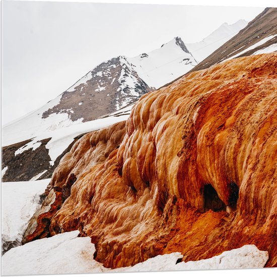 WallClassics - Acrylglas - Bruin met Oranje Rotsen op een Berg met Sneeuw - 80x80 cm Foto op Acrylglas (Wanddecoratie op Acrylaat)