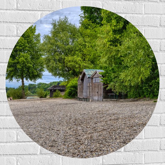 WallClassics - Muursticker Cercle - Cabanes Marrons à l'Orée de la Forêt - 90x90 cm Photo sur Muursticker