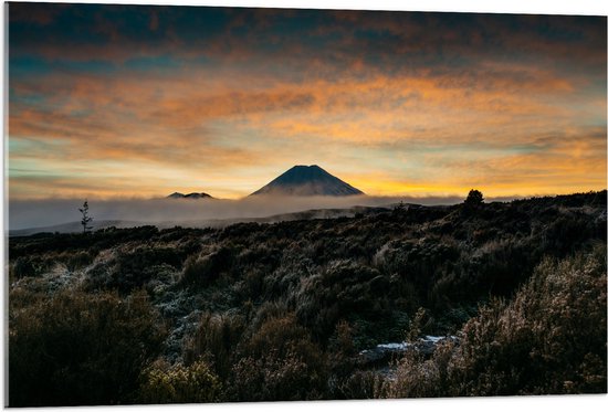 Acrylglas - Vulkaan in de Verte van Prachtitg Landschap - 105x70 cm Foto op Acrylglas (Wanddecoratie op Acrylaat)