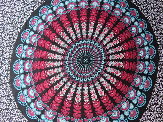 Sarong, hamamdoek, pareo figuren bloemen patroon lengte 115 cm breedte 165 kleuren zwart wit rood roze blauw versierd met franjes.
