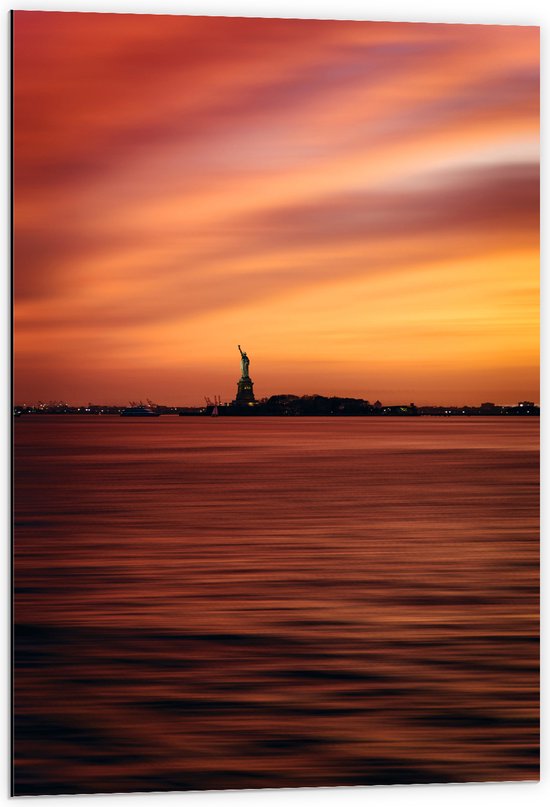 WallClassics - Dibond - Vrijheidsbeeld in New York van Ver met Zonsondergang - 60x90 cm Foto op Aluminium (Wanddecoratie van metaal)