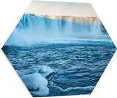 WallClassics - PVC Schuimplaat Hexagon - Goðafoss Watervallen in IJsland - 70x60.9 cm Foto op Hexagon (Met Ophangsysteem)