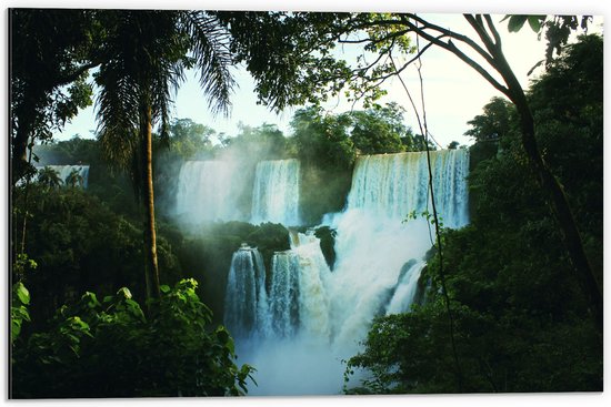 Dibond - Grote Waterval in Oerwoud - 60x40 cm Foto op Aluminium (Wanddecoratie van metaal)