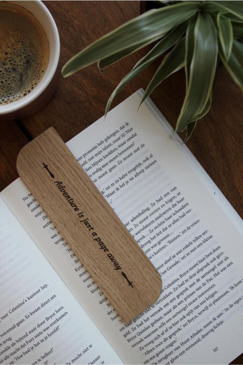 Houten boekenlegger - Adventure is just a page away - Eikenhout - Bladwijzer van hout - Luxe boekenlegger