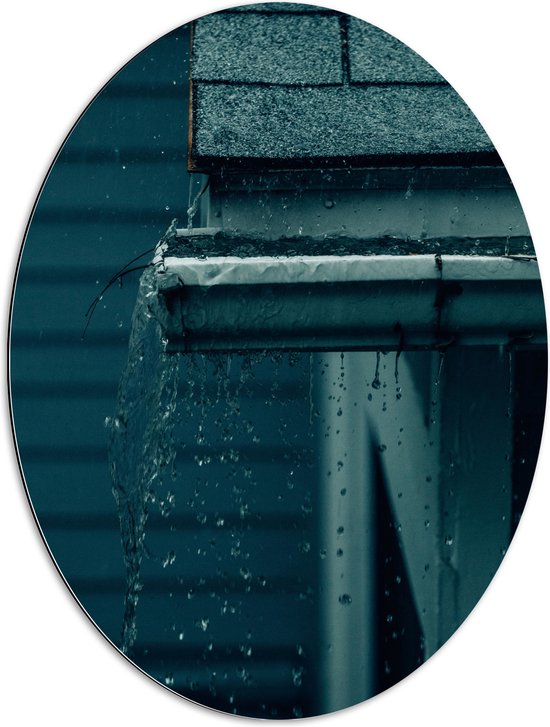 WallClassics - Dibond Ovaal - Water lopend uit Dakgoot - 60x80 cm Foto op Ovaal (Met Ophangsysteem)