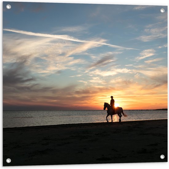 Tuinposter – Paardrijden op het Strand met Zonsondergang - 80x80 cm Foto op Tuinposter (wanddecoratie voor buiten en binnen)