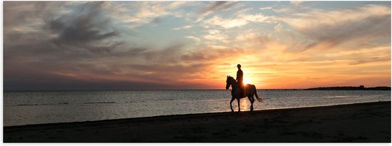 Poster Glanzend – Paardrijden op het Strand met Zonsondergang - 60x20 cm Foto op Posterpapier met Glanzende Afwerking