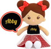 Sandra's Poppenkraam - Abby - knuffelpop - Rode jurk met stippen - Bruin haar - gratis met naam