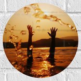 Muursticker Cirkel - Handen boven Water in een Meer - 30x30 cm Foto op Muursticker