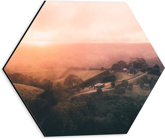 WallClassics - Dibond Hexagon - Heuvellandschap met Oranjekleurige Lucht - 30x26.1 cm Foto op Hexagon (Met Ophangsysteem)