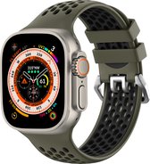 Strap-it Sportbandje met gesp - Geschikt voor Apple Watch bandje - Series 1/2/3/4/5/6/7/8/9/SE/Ultra (2) - Legergroen/Zwart - Siliconen bandje voor sport - Loop iWatch bandje maat: 42 mm 44 mm 45 mm 49 mm