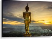 Canvas - Gouden Buddha op Standaard met Uitzicht op Landschap - 100x75 cm Foto op Canvas Schilderij (Wanddecoratie op Canvas)