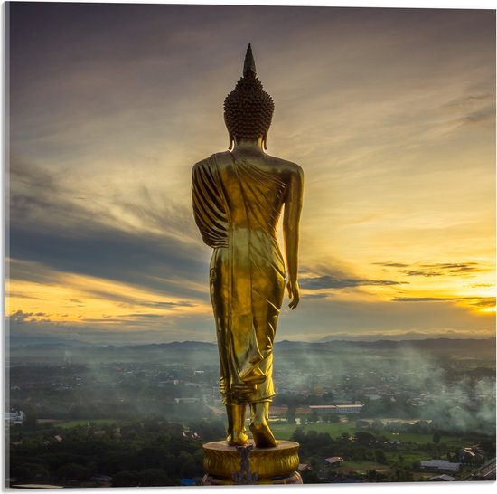 Acrylglas - Gouden Buddha op Standaard met Uitzicht op Landschap - 50x50 cm Foto op Acrylglas (Met Ophangsysteem)